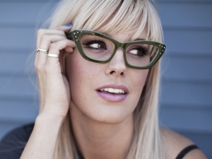 Morgan wearing Donna Rae Green friezeframes
